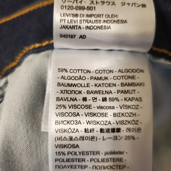 LEVI'S Dark Wash Classic Bermuda Shorts Size 28 - Picture 6 of 6